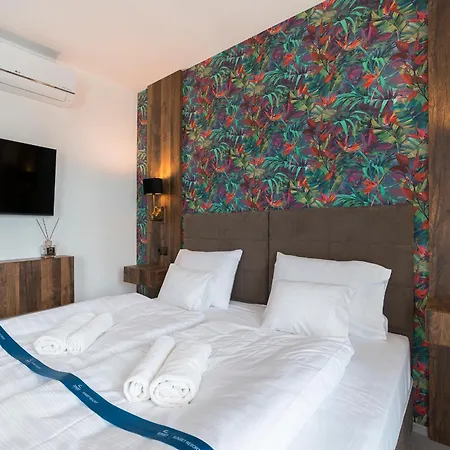 מלון דירות Sunset - Lakeside 4*
